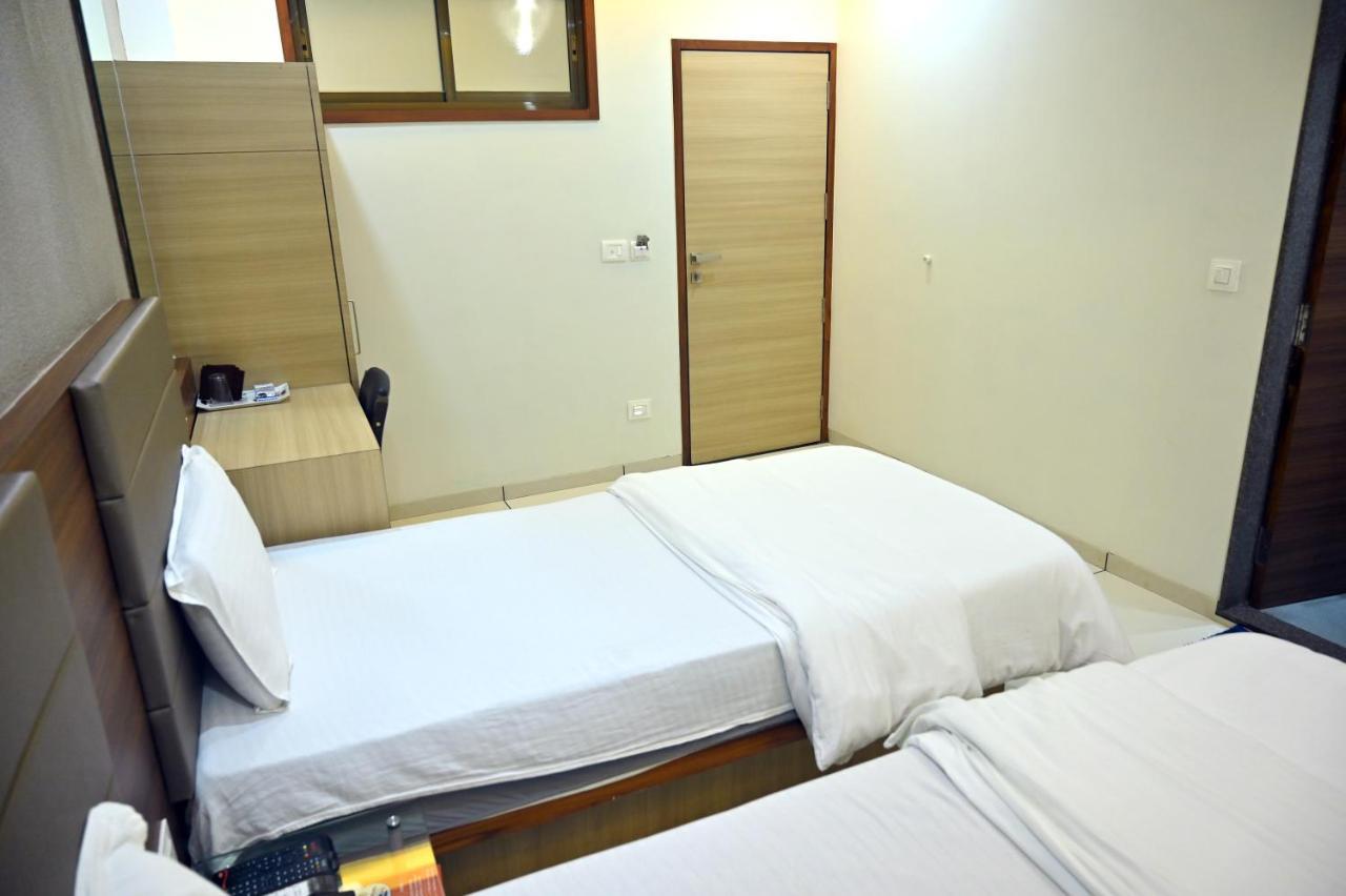 Hotel Aaram Umargām Exteriör bild